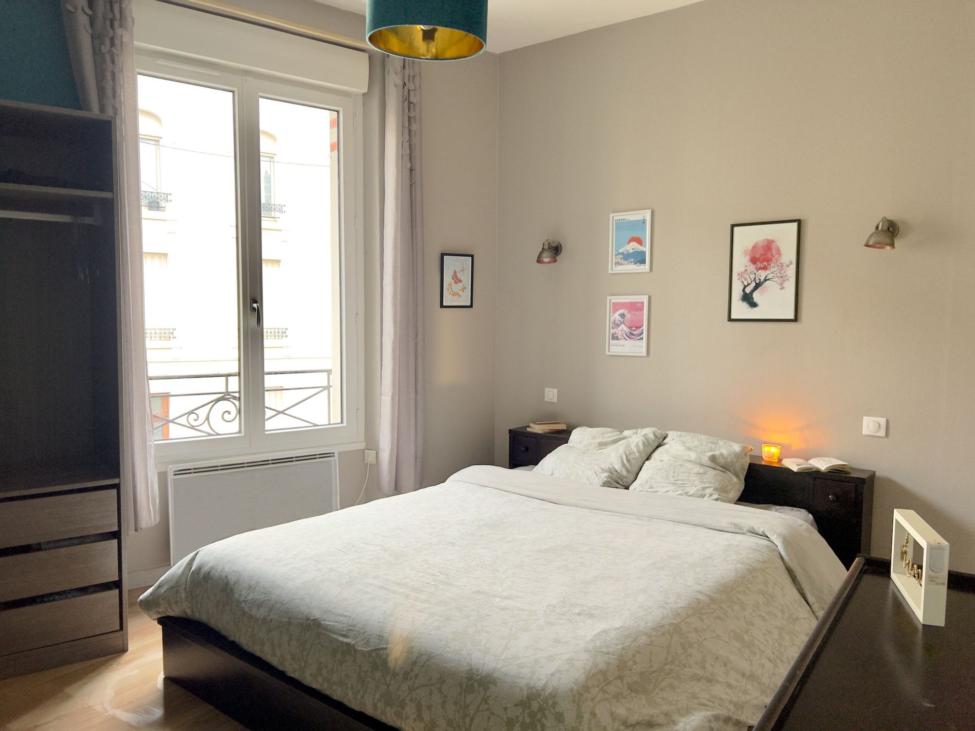 Chambre-confort-maison-hanami Chambre avec grand lit double, rangement et penderie